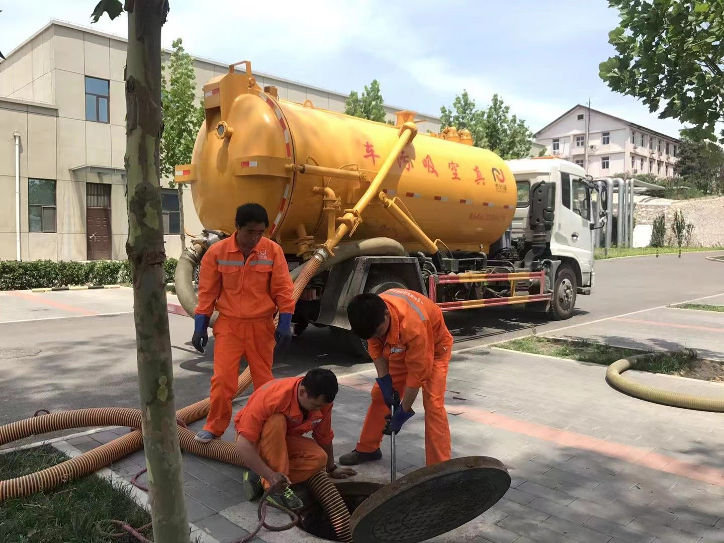 崇信管道疏通车停在窨井附近