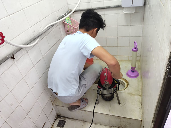 崇信管道堵塞冒臭气 专业师傅现场解决问题
