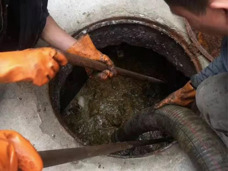 崇信清理化粪池时如何避免沼气的危害？